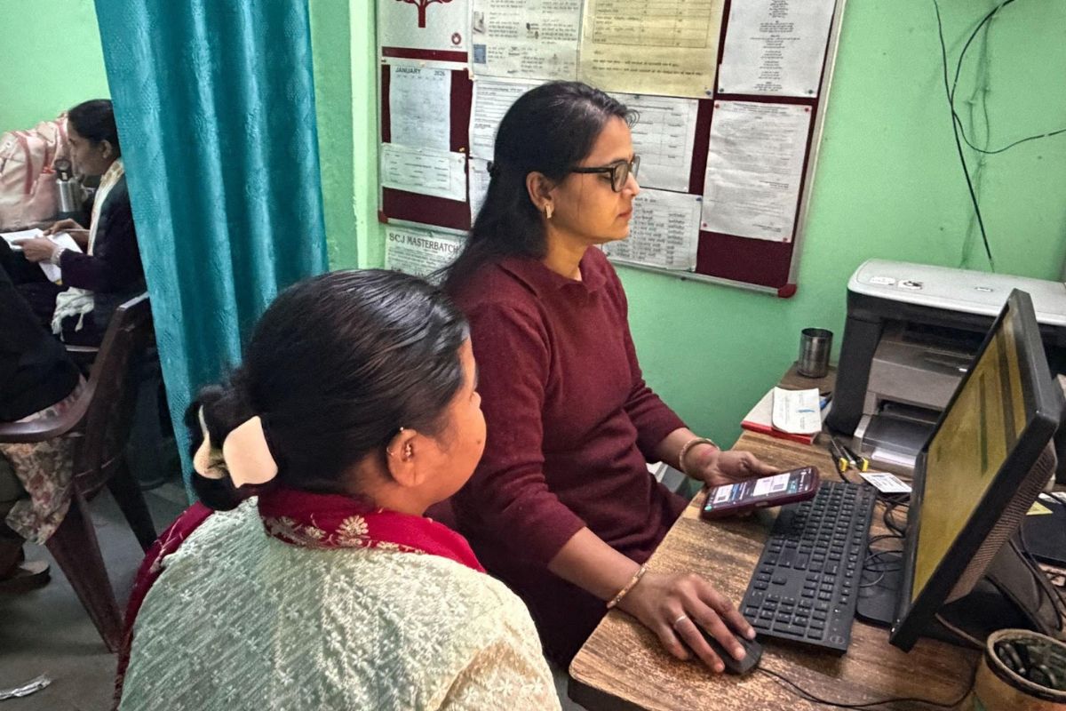 SEWA Shakti Kendra staff assisting a woman with digital access to government services