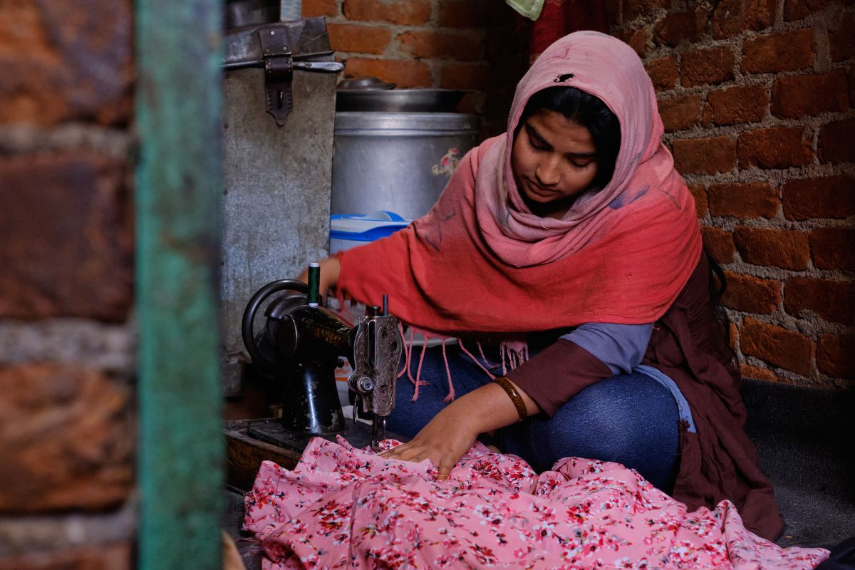 SEWA Delhi woman worker sewing clothes with a sewing machine